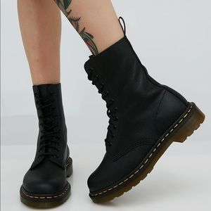 Dr. Martens 1490 VIRGINIA BOOTS